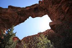 Sedona - Devils Bridge; een natuurlijke brug van onderaf gezien