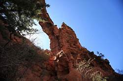 Sedona - Devils Bridge; een natuurlijke brug van onderaf gezien