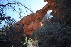 Sedona - Devils Bridge; een natuurlijke brug van onderaf gezien