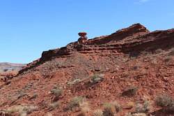 Monument Valley - onderweg van Bluff fort naar Monument Valley; deze steen heet de 'mexican hat' ofwel 'mexicaanse hoed'