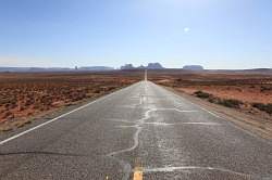 Monument Valley - onderweg van Bluff fort naar Monument Valley; de Momument valley in de verte