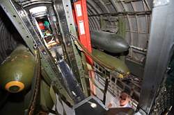 CAF vliegtuig museum - Boeing B-17G 'Flying Fortress'; bommenlading van binnenuit gezien - vastzittende bommen konden worden 'losgetrapt'