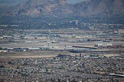 Phoenix - South Mountain Park; uitzicht over het vliegveld van Phoenix