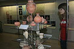 Het Bahrain National Museum; zaal met nagemaakte graven - vondsten uit graven