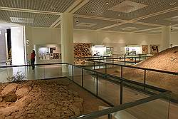 Het Bahrain National Museum; zaal met nagemaakte graven