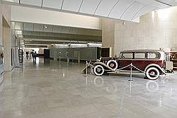 Het Bahrain National Museum; zaal met buick uit 1932 (gegeven aan de sjeik door Amerika in 1992 ter ere van het 60 jaar jubileum van de eerste olievondst)