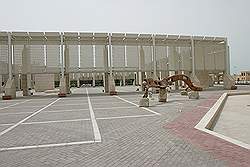 Het Bahrain National Museum; voor het museum is veel moderne kunst te vinden