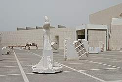 Het Bahrain National Museum; voor het museum is veel moderne kunst te vinden