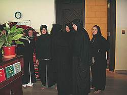 Al Fateh State mosque - gepaste kledij is vereist (aanwezig in moskee)