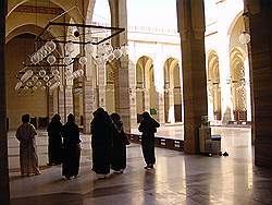 Al Fateh State mosque - binnenplaats met gesluierde dames