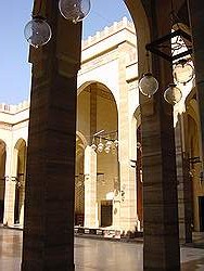 Al Fateh State mosque - binnenplaats
