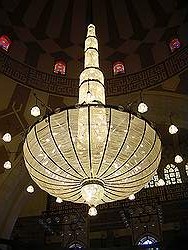 Al Fateh State mosque - kroonluchter in gebedsruimte met gewicht van 3,7 ton