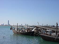 Al Manama - dows; vrachtboten, wachtend op lading