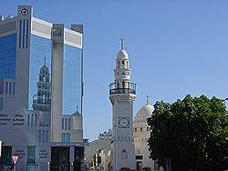 Al Manama - moskee temidden van moderne gebouwen