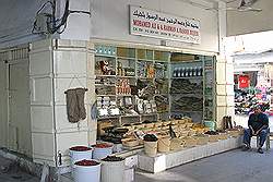 Al Manama - de souk; winkelstraat; kruidenwinkel