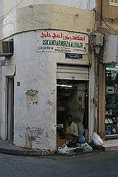 Al Manama - de souk; winkelstraat; schoenmaker