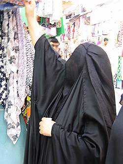 Al Manama - de souk; vrouw in lokale klederdracht (met dank aan Els)