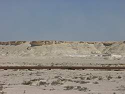 Lage bergrug met mergel (lime stone) loopt langs de oostkust van Bahrain