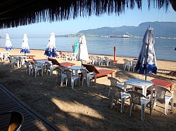Ilhabela - bar/ restaurant aan strand voor het hotel; 24 uur per dag geopend