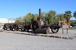 Death Valley - the Ranch at Death Valley; naast de ingang staat een stoomtractor met wagens, die werd gebruikt om Borax te vervoeren