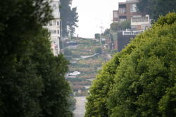 San Francisco - Lombard street, met in de achtergrond de steilste straat ter wereld