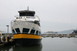 San Francisco - Pier 39; de boot naarAlcatraz Island, dat op de achtergrond te zien is