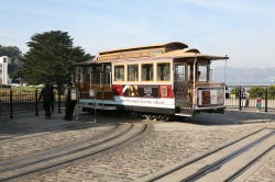 San Francisco - Cable car; op het eindpunt wordt de tram omgedraaid met behulp van een plateau