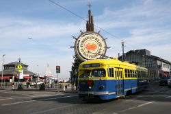 San Francisco - Fisherman's Warf; mooie gerestaureerde trams rijden door The Warf