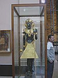 Egyptisch museum; beeld uit grafkelder van Tutankhamon