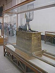 Egyptisch museum; schatkist uit grafkelder van Tutankhamon