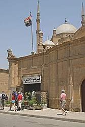 Politiebureau, met de Mohamed Aly moskee op de achtergrond