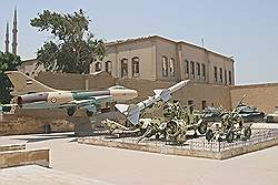 plein met oorlogstuig, naast het militair museum