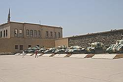 plein met oorlogstuig, naast het militair museum