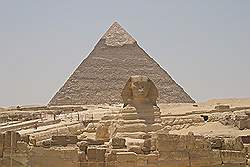 De piramide van Cheferen, met de sfinx op de voorgrond - klik op foto voor reportage