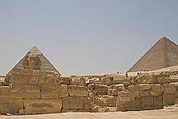 De piramiden van Cheferen en Cheops, met de sfinx op de voorgrond