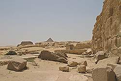 De piramide van Mykerinus in de verte