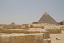 De piramide van Cheferen, met  in de verte de piramide van Mykerinus
