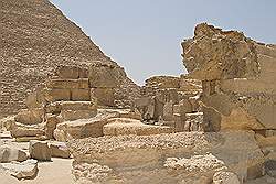 Overblijfselen van een tempel naast de piramide van Cheferen
