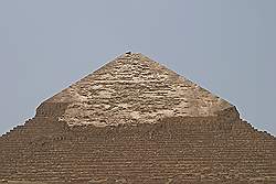de 'gladde' top van de piramide van Cheferen