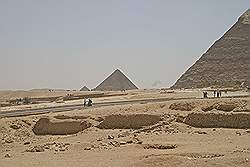 De piramide van Cheferen en in de verte de piramide van Mykerinus