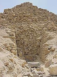 De piramiden van Abu Sir - de ingang van de piramide van Sahure