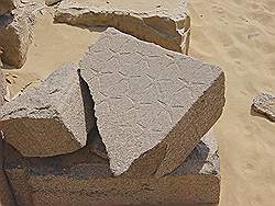 De piramiden van Abu Sir - stenen van het tempeldak; op deze dakstenen staan altijd sterren