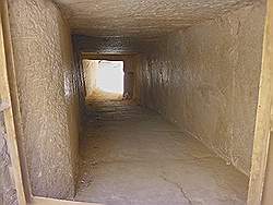 De piramiden van Abu Sir - smalle gang naar een onderaardse grafkelder