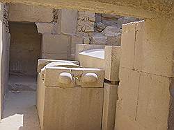 De piramiden van Abu Sir - sarcofagen uit een onderaardse grafkelder
