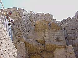 De piramiden van Abu Sir - toeschouwers als ik naar de onderaardse grafkamer loop
