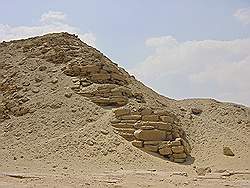 De piramiden van Abu Sir - ingang van de piramide