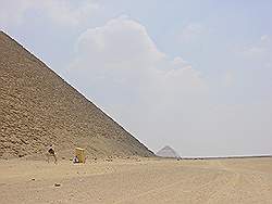 De piramiden van Dahshur - de rode piramide, met inde verte de geknikte piramide