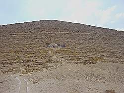 De piramiden van Dahshur - de rode piramide; de ingang zit hoog boven de grond