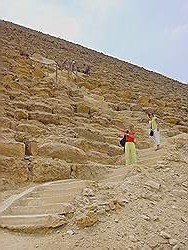 De piramiden van Dahshur - de rode piramide; een hele klim naar boven