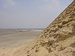 De piramiden van Dahshur - de rode piramide; uitzicht vanaf de ingang
